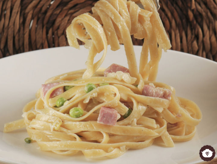 Fetuccini con chícharos y jamón