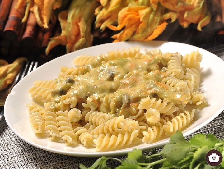 Fusilli en crema de flor de calabaza y champiñones