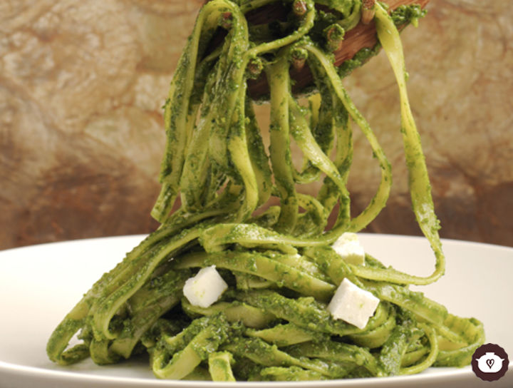 Fetuccini con pesto de espinacas y queso fresco