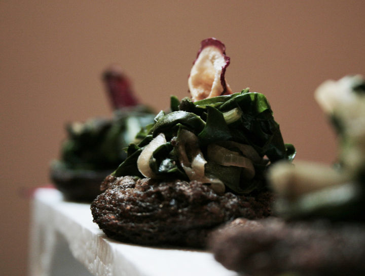 Croquetas de huitlacoche con acelgas salteadas y rábano deshidratado