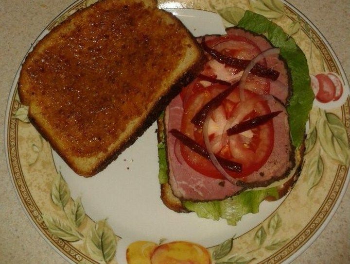 Sandwich de Corned Beef y Mermelada de Tocino