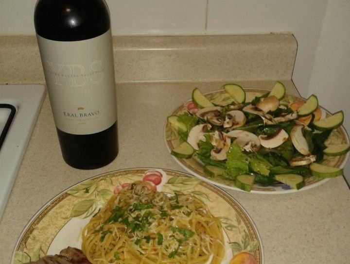 Spaghetti en salsa de anchoas con arrachera y ensalada con Mermelada de Tocino