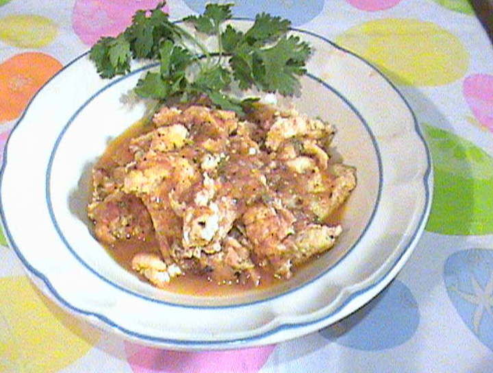 Huevo con chile verde y jitomate