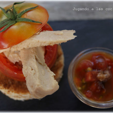 Tomate relleno de bonito en aceite de oliva y aderezo ahumado
