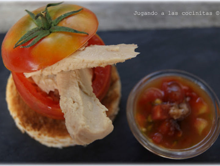 Tomate relleno de bonito en aceite de oliva y aderezo ahumado