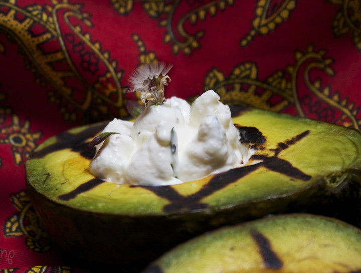 Aguacate parrillado relleno de mousse de requesón y epazote.