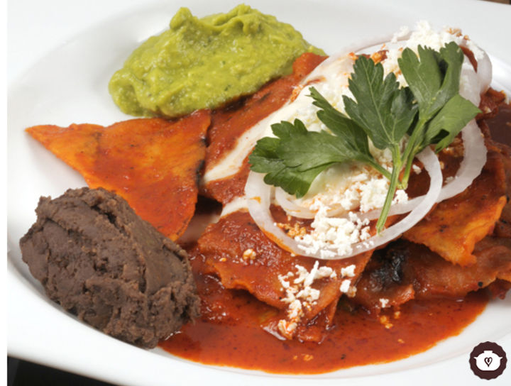 Chilaquiles en salsa guajillo