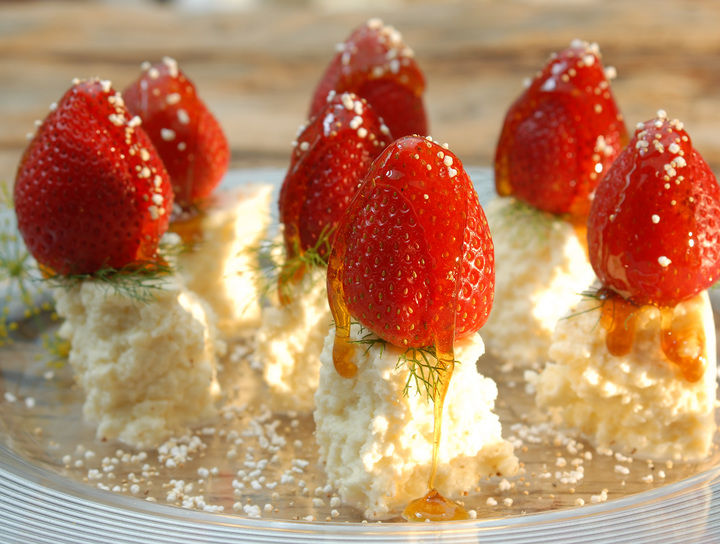 Fresones con queso y miel