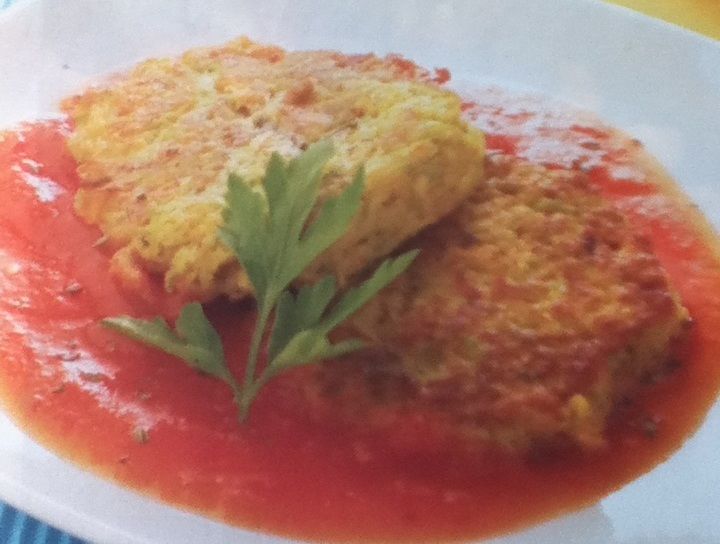 Tortitas de verduras en salsa roja