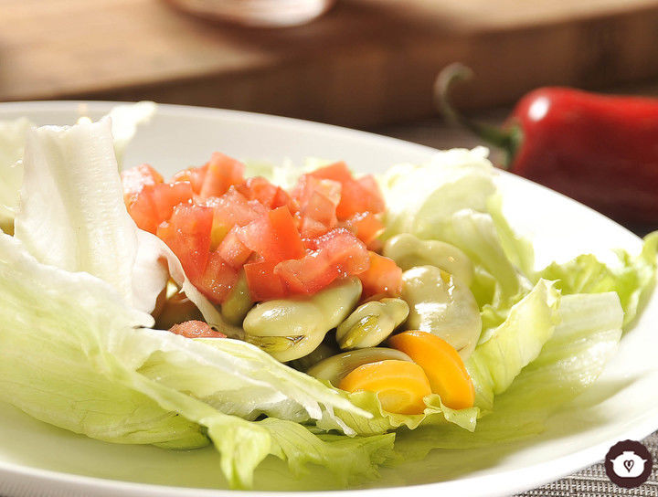 Ensalada de habas y verduras en escabeche