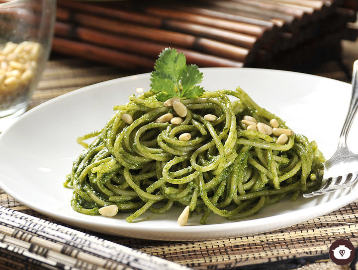 Espagueti al cilantro con piñones