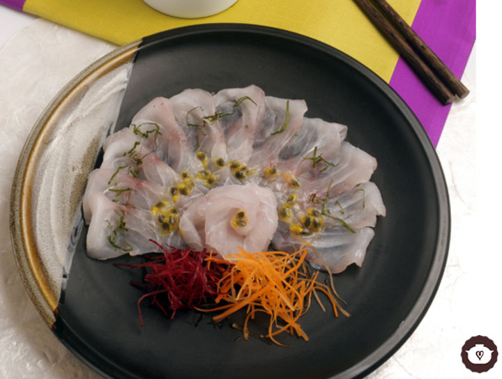 Tiradito en salsa de maracuyá