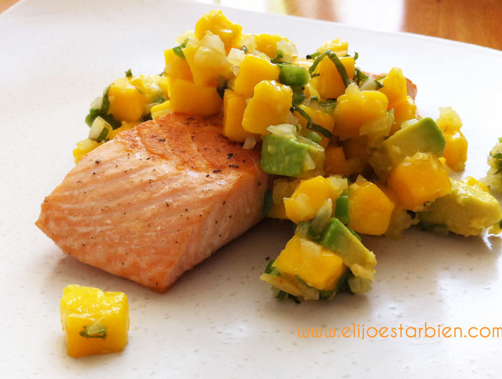 Salmón con salsa de mango y hierbabuena