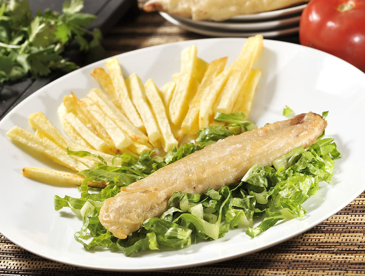 Pescado empanizado con papas fritas