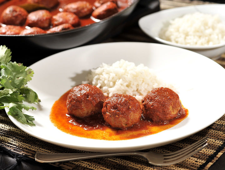 Albóndigas de pescado en salsa de guajillo