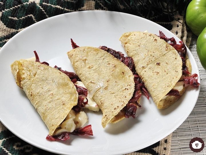 Quesadillas con flor de jamaica