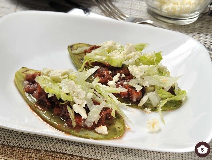 Huaraches de nopal con tinga de jamaica