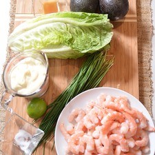 1/4 cucharita de sal 1/4 cucharita de salsa tabasco 1 pieza de lechuga orejona 1 taza de mayonesa 1/2 manojo de cebollín 1 pieza de limón 2 piezas de aguacate 500 gramos de camarón pacotilla