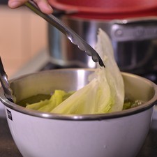 Desinfectar las hojas de lechuga en un tazón con suficiente agua y unas gotas de desinfectante. Picar la lechuga y cebollín finamente y reservar.
