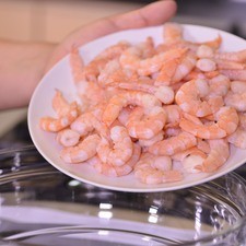 Colocar los camarones en un tazón.