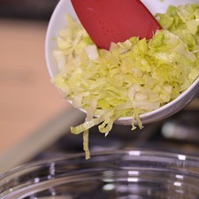 Añadir la lechuga y el cebollín, revolver bien con la pala.