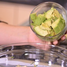 Agregar la mezcla de la mayonesa, el aguacate picado y el jugo de limón y revolver con cuidado, sazonar con sal.