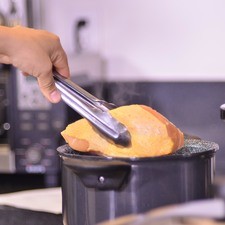 Calentar agua en una olla honda, agregar la pechuga de pollo y un poquito de sal y cocer durante 20 minutos o hasta que esté cocido. Dejar enfriar y deshebrar.