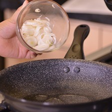 Desinfectar las hojas de lechuga en un tazón con suficiente agua y unas gotas de desinfectante durante 5 minutos. Rebanar la cebolla cambray solo la parte blanca y reservar. Calentar el sartén con el aceite durante 3 minutos, agregar la cebolla y sofreír durante 2 minutos.