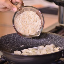 Agregar el arroz cocido.