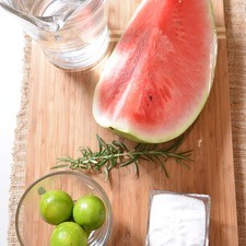 1/4 taza de azúcar blanca hielo al gusto 4 piezas de limón 1/4 pieza de sandía 1 rama de romero fresco 1 1/2 litros de agua