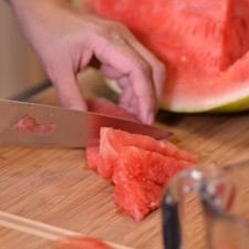 Picar la sandía en cubos y retirar las semillas hasta obtener dos tazas de pulpa picada.