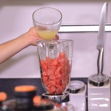 Colocar la pulpa de sandía y el jugo de los limones en el vaso de la licuadora y moler.