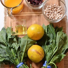 Ingredientes para toda la receta: 2 manojos de espinaca 2 piezas de naranja 200 gramos de queso de cabra 250 gramos de garbanzo Ingredientes para el aderezo: 1/2 taza de jugo de naranja 1 cucharada de aceite de oliva 1/2 taza de arándanos deshidratados