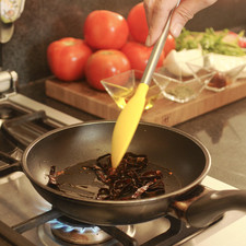 Cortar el chile guajillo en rodajas delgadas y ponerlo a freír en una sartén abierta con un poco de aceite de oliva. Reservar.