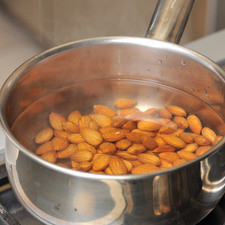 Cocer las vísceras del pavo (pescuezo, corazón, hígado, riñones) en agua con sal, y 5 hojitas de laurel durante 45 minutos. Dejar enfriar, picar las menudencias y reservar. Remojar las almendras en agua caliente durante 5 minutos, retirar la cáscara y picar las almendras.