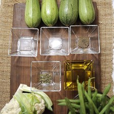 Ingredientes para toda la receta 1 taza de ejotes 1/4 pieza de coliflor 4 piezas de calabacita Ingredientes para aderezo 1 cucharada de vinagre blanco 1/4 taza de aceite de oliva virgen 1/4 cucharita de orégano seco 1/4 cucharita de pimienta negra molida 1/4 cucharita de sal