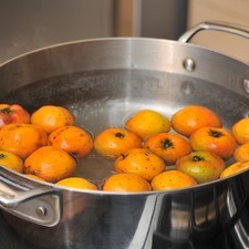 Cortar las guayabas en cuartos. Cortar las manzanas en gajos y luego partirlos a la mitad, asegurándose que no quedan semillas. Pelar la caña de azúcar y cortar en trozos delgados de 10 ó 15 cm. Pelar las vainas de tamarindo. Quitarles las semillas para que quede sólo la pulpa. Poner a hervir el agua. Agregar los tejocotes y la canela. Dejar hervir cinco minutos a partir de que suelte el hervor.