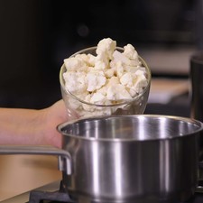 Cortar la coliflor en floretes y los ejotes en dos partes. Cocer las calabacitas, ejotes y coliflor por separado en una olla honda con un poquito de sal, hasta que estén al dente. Escurrir y reservar.