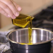 Para preparar el aderezo, mezclar en un tazón el aceite de oliva, vinagre, orégano, sal y pimienta.
