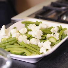 Colocar en la ensaladera la calabacita, ejotes y coliflor. Bañar con el aderezo.