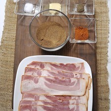 1/4 cucharita de pimienta negra molida 1 pieza de bolsa de plástico 1/4 cucharita de sal 2 cucharitas de pimienta de cayena 1/2 cucharita de mostaza en polvo 1/2 taza de azúcar morena 240 gramos de tocino