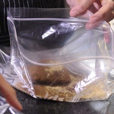 Notas importantes: El tocino de preferencia debe estar cortado en rebanadas gruesas, de 60 gramos cada una. Mezclar dentro de una bolsa de plástico resellable el azúcar morena, mostaza en polvo, pimienta de cayena, pimienta negra molida y sal.