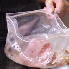 Sellar la bolsa y revolver muy bien. Meter las rebanadas de tocino a la bolsa. Sellar dejando aire dentro y sacudir la bolsa para que se le pegue el azúcar al tocino por todas partes.