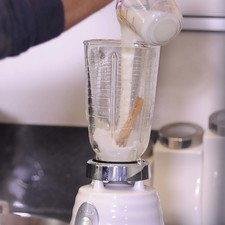 Colocar en el vaso de la licuadora las dos cucharadas de harina de arroz Tres Estrellas, canela, leche y vainilla, moler bien, colar.