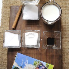 1 vara de canela entera 1 taza de leche de vaca 2 litros de agua azúcar blanca al gusto 1 cucharita de esencia de vainilla 2 cucharadas de harina de arroz Tres Estrellas