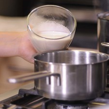 Poner a hervir la mezcla colada en una olla honda, moviendo constantemente con la pala. Dejar enfriar.
