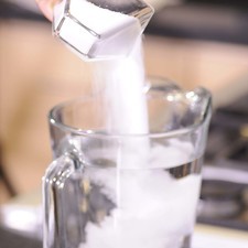 Endulzar el agua con el azúcar.