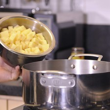 Pelar y picar las papas en cuadros medianos y colocar en agua para evitar que se oxiden.