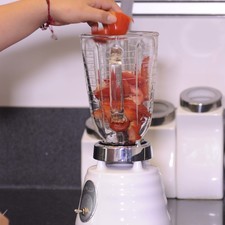 Cortar las acelgas en tiras gruesas y reservar. Colocar los jitomates partidos en cuartos en el vaso de la licuadora junto con el ajo, chiles serranos y la pizca de comino, moler bien y colar.