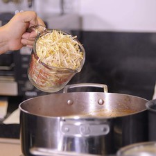 Añadir el germinado de soya, sazonar con un poco de sal y continuar cociendo durante 5 minutos más.